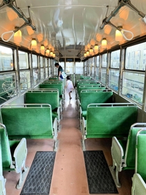 当時の路面電車では珍しかった神戸市電のクロスシート。「東洋一」と呼ばれた理由の一つとされる＝神戸市須磨区、神戸市営地下鉄名谷車両基地 