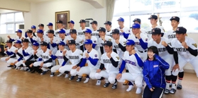 ガッツポーズで記念写真に収まる社と県岐阜商の野球部員たち＝２３日午前、加東市木梨、社高校（撮影・鈴木雅之）