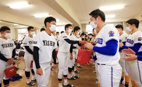 県岐阜商の選手たちにプレゼントを手渡す社の選手たち＝２３日午前、加東市木梨、社高校（撮影・鈴木雅之）