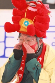 「かにさんありがとー！」と叫ぶ男性＝豊岡市城崎町今津