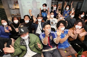 Ｗ杯初戦を戦う日本代表にエールを送るサポーター＝２３日夜、神戸市中央区（撮影・小林良多）