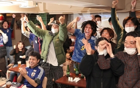 日本代表に熱い声援を送るサッカーファンら＝２３日夜、神戸市中央区（撮影・小林良多）