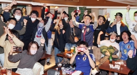 後半、日本が同点に追いつき、盛り上がるファンら＝２３日夜、神戸市中央区（撮影・小林良多）