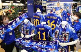 W杯ドイツ戦で劇的勝利から一夜 スポーツ用品店、日本代表