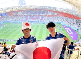 歴史的勝利を挙げたドイツ戦を現地で観戦した城野拓司さん（左）と長男悠太さん＝ドーハ（城野さん提供）