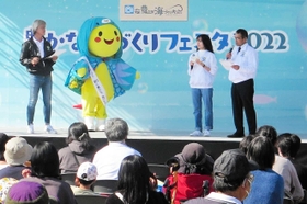総選挙の結果を発表する選挙管理委員会のメンバーら＝明石市、兵庫県立明石公園