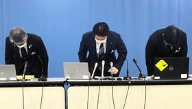 職員２人の懲戒免職処分について発表し、謝罪する兵庫県の井筒信太郎・人事課長（中央）ら＝２５日午後、兵庫県庁