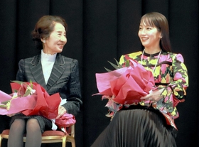山路ふみ子映画賞の贈呈式に出席した吉岡里帆さん（右）と香川京子さん＝２５日午後、東京都千代田区