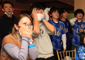 日本代表がコスタリカに先制点を許し、悲痛な表情を浮かべるサポーターら＝２７日夜、神戸市中央区北野町１、北野クラブアネックス（撮影・吉田敦史）