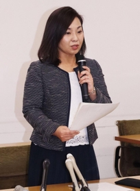 ＵＳＢメモリー紛失事案の調査報告を受けて対応を述べる稲村和美市長＝尼崎市東七松町１、尼崎市役所（撮影・池田大介）