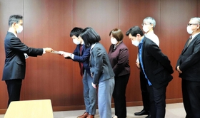 要請書に対する兵庫県の回答書を受け取る７団体の代表ら（右）＝２８日午後、神戸市中央区山本通４