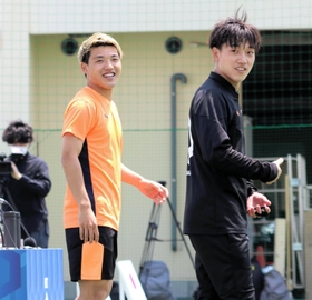 地元に開校したサッカースクールのイベントに兄の憂さん（右）と参加した堂安律＝５月２２日、尼崎市潮江１（撮影・有島弘記）
