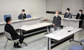 山口組に対する意見聴取の会場。組側に用意された席は空のままだった＝神戸市中央区、県警本部