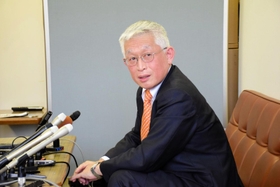 候補者公募について会見する泉房穂市長＝明石市役所