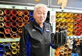 ミズノとイチローさんとの共同開発プロジェクト「Ａ５１」の第一弾で野球グラブを製作したグラブマイスターの岸本耕作さん＝宍粟市波賀町安賀、ミズノテクニクス波賀工場