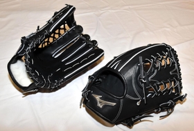 イチローさんのこだわりを細部まで実現した「Ａ51」のグラブ＝宍粟市波賀町安賀、ミズノテクニクス波賀工場