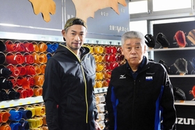 イチローさん（左）とグラブマイスターの岸本耕作さん＝２０２１年１１月、宍粟市波賀町安賀、ミズノテクニクス波賀工場（ミズノ提供）