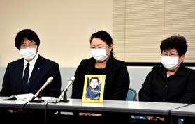 判決後、会見で涙を浮かべる北芝隆晴さんの母嘉代子さん（中央）や祖母の美代子さん（右）＝３０日午後、神戸市中央区