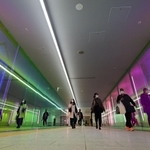 リニューアル工事を終えた「三宮中央通り地下通路」。愛称「サンポチカ」と名付けられ、通路両側がガラス張りになっており、合わせ鏡のよう＝１日午後、神戸市中央区三宮町２（撮影・坂井萌香）
