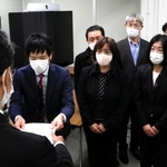 兵庫県に要請書を提出する７団体＝兵庫県庁