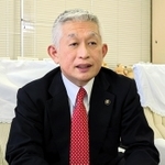 インタビューに応じる泉房穂市長＝１日午後、明石市役所
