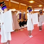 今年９月に亀岡八幡神社で奉納された風流踊の「小踊」＝南あわじ市阿万上町（阿万風流踊保存会提供）