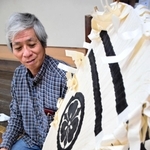 「大踊」に使う大うちわを手にする阿万風流踊保存会の佐渡達史会長＝南あわじ市阿万上町