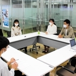 兵庫県が始めた新しいインターンシップ。学生が「記者」となり、企業役員らに取材する＝東京都中央区
