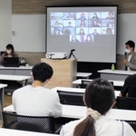 兵庫県が始めた新しいインターンシップ。学生が「記者」となり、企業役員らに取材する＝東京都中央区