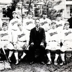旧制伊丹中学校（現・県伊丹高）ナインの集合写真。後列左から２人目が内田和雄さん（竹内和佐子さん提供）