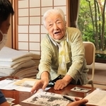 第１回の兵庫大会から出場する伝統校・県伊丹高校に父親の内田和雄さんが所属していたと話す竹内和佐子さん＝姫路市飾東町北野（撮影・吉田敦史）