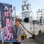 松葉ガニの新しいブランド「煌星」をＰＲする川越一男浜坂漁協組合長＝４日午前、兵庫県新温泉町芦屋