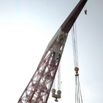 起重機船「さんこう」でつり上げられた大型旋盤の一部＝広島県呉市宝町（大和ミュージアム提供）