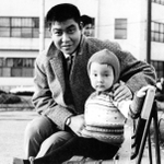 神戸での撮影の合間に、大島有紀子さんの長女と写真に収まる石原裕次郎さん（大島さん提供、石原音楽出版社の許諾を得ています）