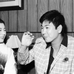 大島有紀子さん（左）が経営するクラブを訪れ、くつろぐ石原裕次郎さん（大島さん提供、石原音楽出版社の許諾を得ています）