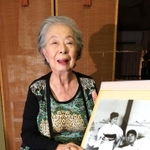 石原裕次郎さんのスナップ写真を見ながら、思い出を振り返る大島有紀子さん＝神戸市中央区（撮影・鈴木雅之）