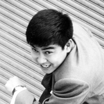 ポーズを決める石原裕次郎さん（大島有紀子さん提供、石原音楽出版社の許諾を得ています）