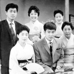 神戸・花隈の料亭で大島有紀子さん（前列左）らと写真に収まる石原裕次郎さん（前列中央）。後列左は、長門裕之さん（大島さん提供、石原音楽出版社の許諾を得ています）