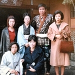 滞在先の旅館を訪ねた大島有紀子さん（後列左から２人目）らを出迎える石原裕次郎さん（同３人目）（大島さん提供、石原音楽出版社の許諾を得ています）