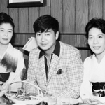 大島有紀子さん（左）のクラブを訪れた石原裕次郎さん（大島さん提供、石原音楽出版社の許諾を得ています）