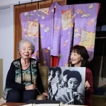 花隈の往時を振り返る元花隈芸者の大島有紀子さん（左）と長女の廣子さん＝神戸市中央区（撮影・鈴木雅之）