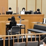 法廷で弁護側の被告人質問に耳を傾ける裁判官と裁判員役の生徒ら＝神戸地裁
