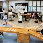 子どもたちが歓声を上げて遊ぶ隣では、仕事をしたり、ティータイムを楽しんだりする親の姿が＝神戸市中央区八幡通４、ＰＯＲＴＯ