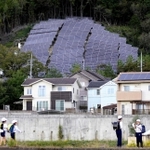 住宅地の真上にある傾斜面に広がる太陽光パネル＝姫路市夢前町寺（撮影・辰巳直之）
