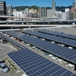 駐車場の屋根上部に張られた太陽光パネル＝神戸市中央区小野浜町（撮影・中西幸大）