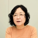 過去の裁判記録は、歴史文書でもあると説く江川紹子さん＝東京都内