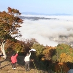 紅葉樹と雲海、城下町の眺望を楽しめる有子山城跡＝豊岡市出石町