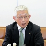 地域政党の設立に向けて会見する泉房穂市長＝明石市役所