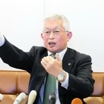 身振り手振りを交え地域政党の設立について話す泉房穂市長＝明石市役所