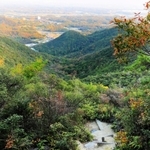 近本光司選手が駆け抜けた急なアップダウンの登山道＝加東市、三草山